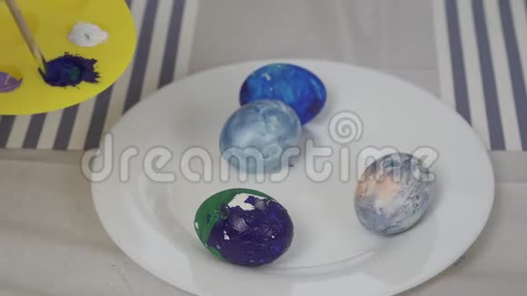 不同颜色的鸡蛋复活节准备四个不同颜色的鸡蛋视频的预览图