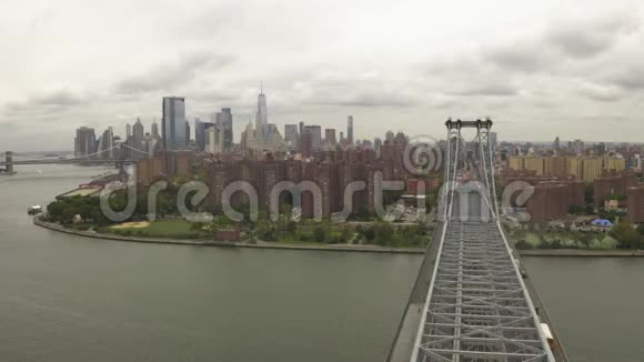 飞机飞越威廉斯堡大桥曼哈顿一侧阴天有纽约市的天际线视频的预览图