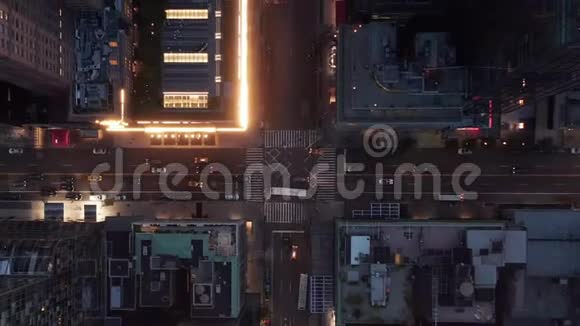 空中鸟瞰纽约市摩天大楼街道曼哈顿的道路繁忙的汽车交通和城市灯视频的预览图