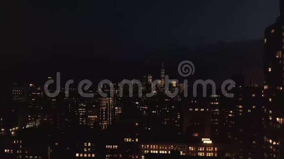 空气晚上在纽约曼哈顿中城的世界贸易中心令人叹为观止视频的预览图