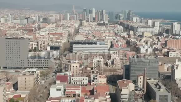 空中巴塞罗那宽阔无人驾驶飞机向天际线城市景观射击视频的预览图