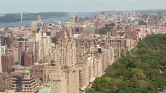 美国美丽的纽约市建筑阳光明媚的夏日视频的预览图
