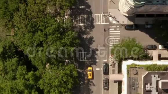 鸟瞰美丽阳光的夏日纽约市中心公园的鸟瞰视频的预览图
