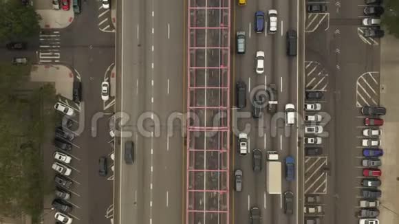美国纽约市交通繁忙的桥梁鸟瞰图视频的预览图