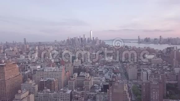 在美丽的紫色日落灯光下俯瞰曼哈顿视频的预览图