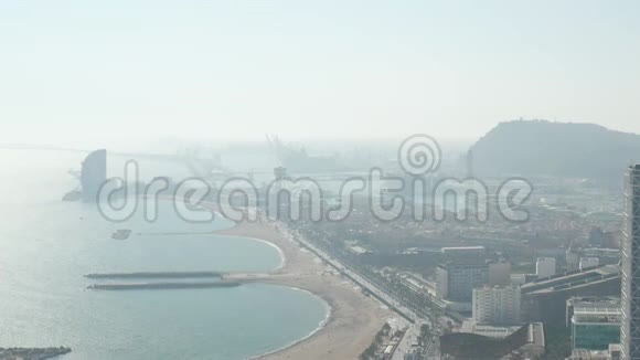 西班牙巴塞罗那与海湾中的船一起拍摄城市和海洋的全无人机镜头视频的预览图