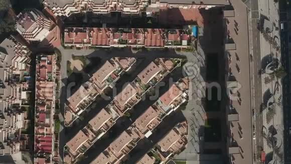 竞技场巴塞罗那在美丽的阳光下的典型城市街区与城市交通的头顶无人机拍摄视频的预览图