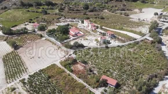 奥莫多的周围奥莫多斯是塞浦路斯三阿多斯山脉的一个村庄无人机的录像视频的预览图