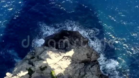澳大利亚热带岛屿马略卡的悬崖鸟瞰西班牙夏季有海洋和蓝色的水假期视频的预览图