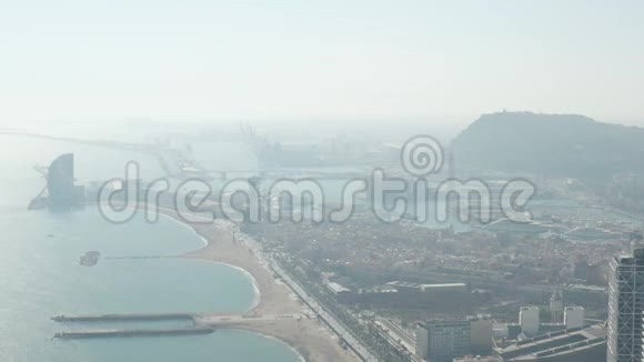 西班牙巴塞罗那与海湾中的船一起拍摄城市和海洋的全无人机镜头视频的预览图