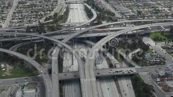 空中壮观的普雷格森法官高速公路显示了洛杉矶多条公路桥梁高架桥和小汽车交通视频的预览图