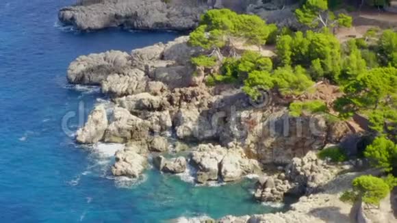 空中在美丽的海岸线上的热带岛屿马略卡西班牙与海洋和蓝色的水在夏季日光视频的预览图