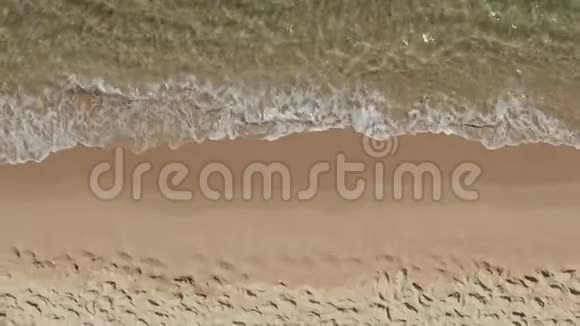 空中美丽的一般热带海滩头顶拍摄鸟瞰海浪撞击空海滩美景视频的预览图