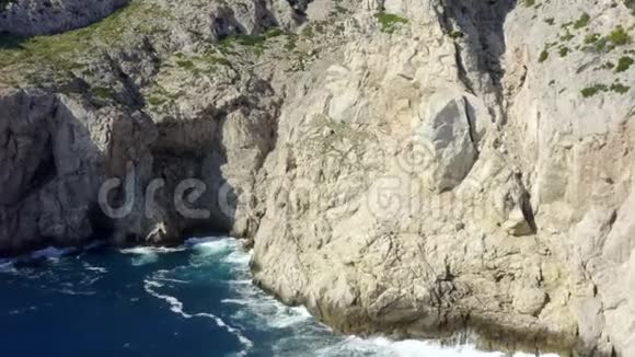 西班牙度假旅游阳光波浪等热带岛屿马洛卡带蓝色波浪的悬崖边缘视频的预览图