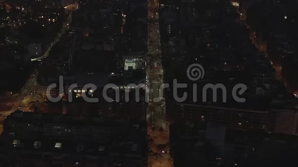 阿雷利亚巴塞罗那在夜间用漂亮的城市交通灯驾驶着典型的城市街区的无人机拍摄视频的预览图