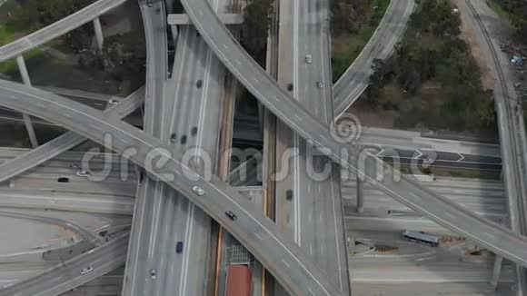 空中慢慢地在普雷格森法官巨大的公路连接上盘旋显示有多条公路桥梁和高架桥视频的预览图