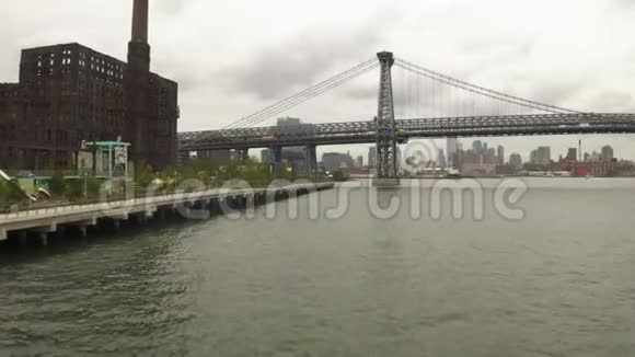 上午阴天飞往纽约市布鲁克林区威廉斯堡大桥视频的预览图