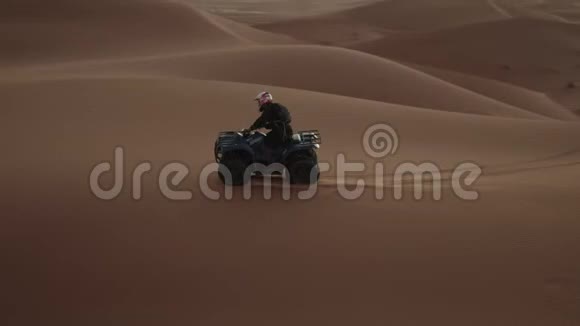 阳光照射下沙哈拉沙漠的快速冲洗视频的预览图