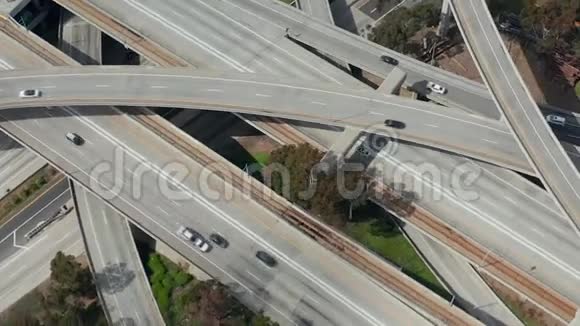 法官普雷格森巨大的公路连接显示多个道路桥梁Viaducts与小汽车交通在洛杉矶视频的预览图