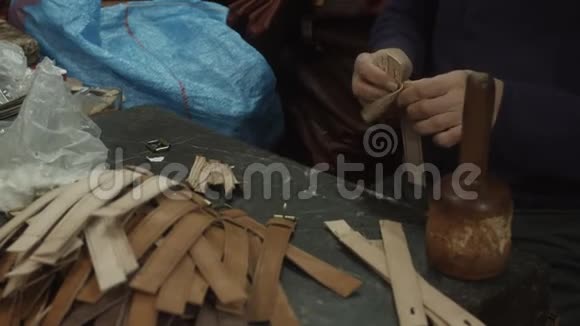 软泥用硬土生产皮革的人皮在摩洛哥的老土上没有机械视频的预览图