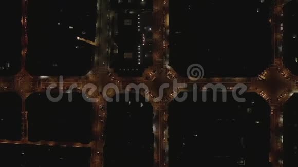 空中表演巴塞罗那在夜间用美丽的城市交通灯拍摄典型的城市街区视频的预览图