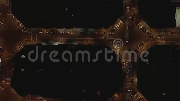 空中表演巴塞罗那在夜间用美丽的城市交通灯拍摄典型的城市街区视频的预览图