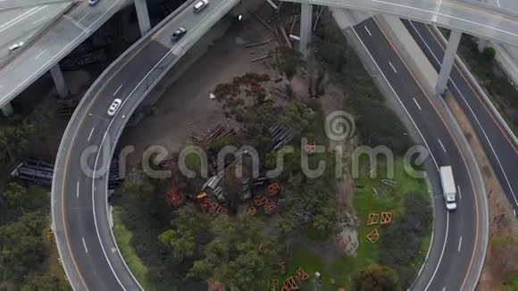 空中壮观的飞越普雷格森法官高速公路显示多条公路桥梁高架桥和小汽车交通视频的预览图