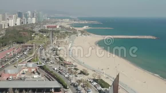 在美丽的阳光日和蓝天上驾驶飞机飞越巴塞罗那海滩视频的预览图