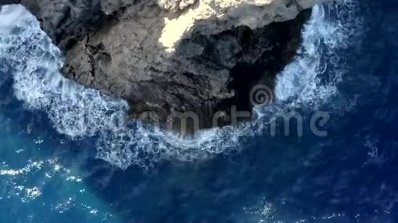 西班牙马洛卡热带岛屿上悬崖峭壁夏季有海水和蓝水日光假期视频的预览图