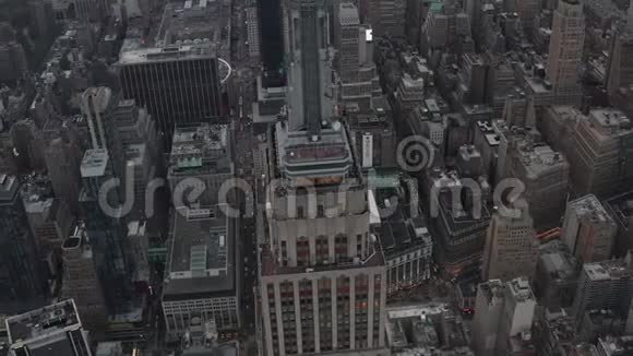 在繁忙的城市里摩天大楼环绕着曼哈顿帝国大厦在多云间阴天美丽的镜头盘旋视频的预览图
