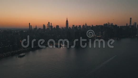 东方之河俯瞰曼哈顿纽约的天际线美丽的黎明日落橙光视频的预览图
