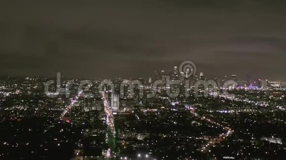 空中晚上可以看到洛杉矶威尔郡林荫大道和城市汽车红绿灯视频的预览图