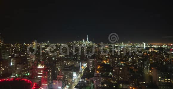 时间灯塔夜晚的曼哈顿飞机飞过城市灯光闪烁视频的预览图