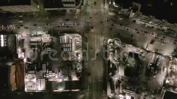 高空在十字路口街道的俯视有大的建筑工地夜间有洞有发光视频的预览图