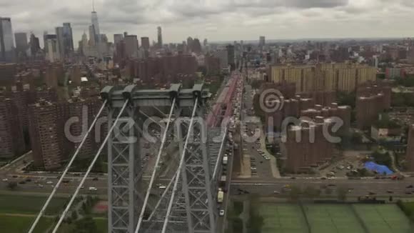 航空公司纽约市威廉斯堡大桥的汽车交通和地铁列车关闭过桥航班视频的预览图