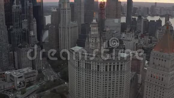 艾琳纽约市摩天大楼与金色雕像合拢视频的预览图