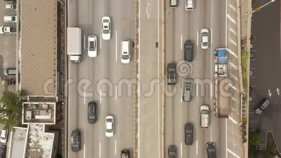 爱丽鸟瞰纽约灰日繁忙的汽车交通的高速公路视频的预览图