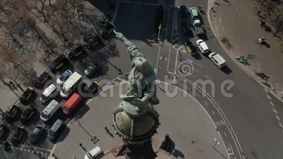 在美丽的阳光日西班牙巴塞罗那哥伦布纪念碑附近环岛上繁忙的汽车交通视频的预览图