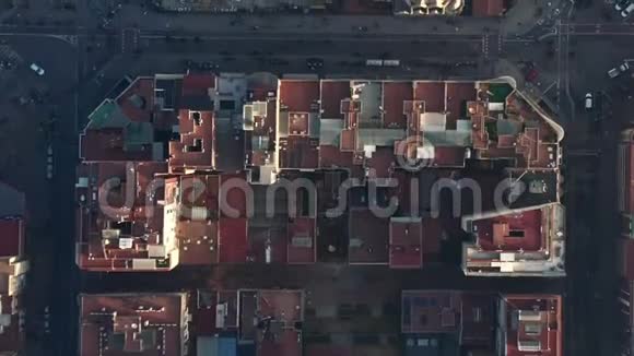 在西班牙巴塞罗那的美丽城市阳光雾霾中与Cranes一起拍摄的LaSagradaFamilia的头顶无人机镜头视频的预览图