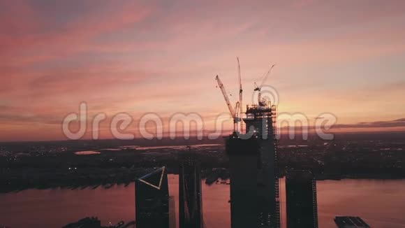 美国曼哈顿纽约市高海拔建筑工地红晓日落时的起重机视频的预览图