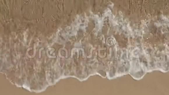 空中美丽的一般热带海滩头顶拍摄鸟瞰海浪撞击空海滩美景视频的预览图