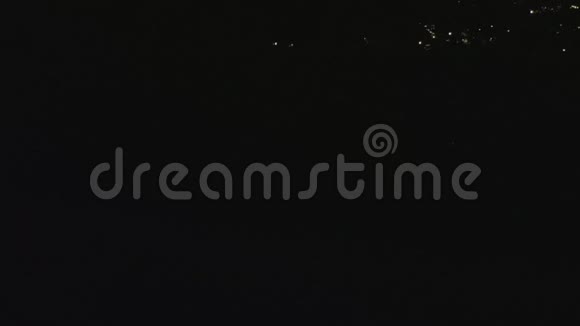 缓缓倾斜在好莱坞山上移动夜幕降临洛杉矶城的灯火辉煌视频的预览图