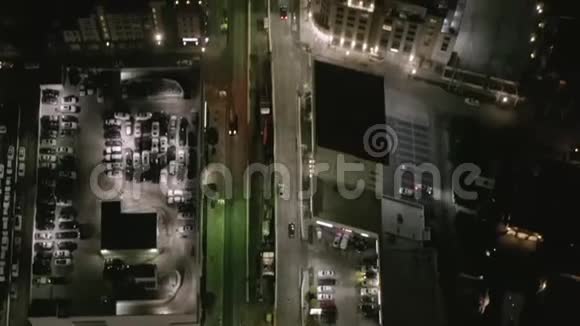 艾琳晚上在好莱坞洛杉矶威尔郡林荫大道街上抬头可以看到市中心的景色和发光的景象视频的预览图