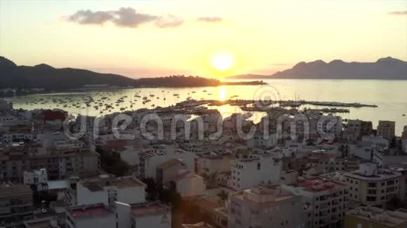 空气热带岛屿上的港口有船小镇上的海洋日出有山背景度假视频的预览图