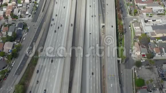 空中在多云的阴天加利福尼亚州洛杉矶110号高速公路上空缓慢的俯视车辆很少视频的预览图