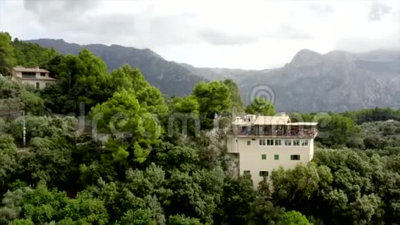 餐厅热带岛屿马略卡丛林山脉的房子西班牙晴天度假旅游阳光波浪视频的预览图