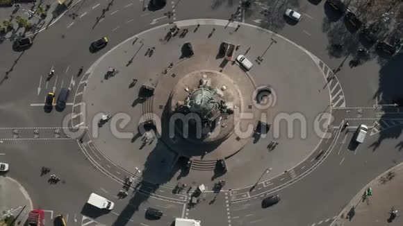 空中在阳光明媚的日子里哥伦布纪念碑在西班牙巴塞罗那环形交叉路口的头顶镜头视频的预览图