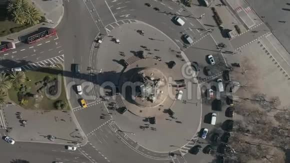 空中在阳光明媚的日子里哥伦布纪念碑在西班牙巴塞罗那环形交叉路口的头顶镜头视频的预览图