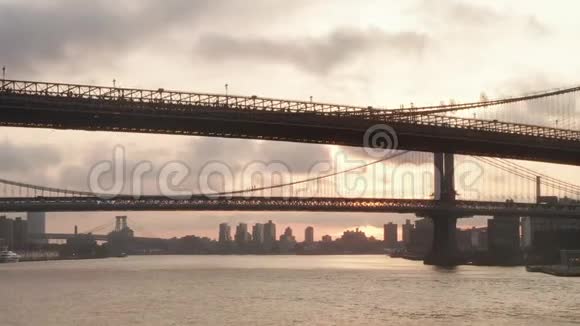 空中飞行纽约日出布鲁克林大桥下的飞行视频的预览图