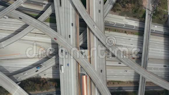 空中壮观的Pregerson法官高速公路头顶拍摄显示多条公路桥梁带小汽车的Viaducts视频的预览图